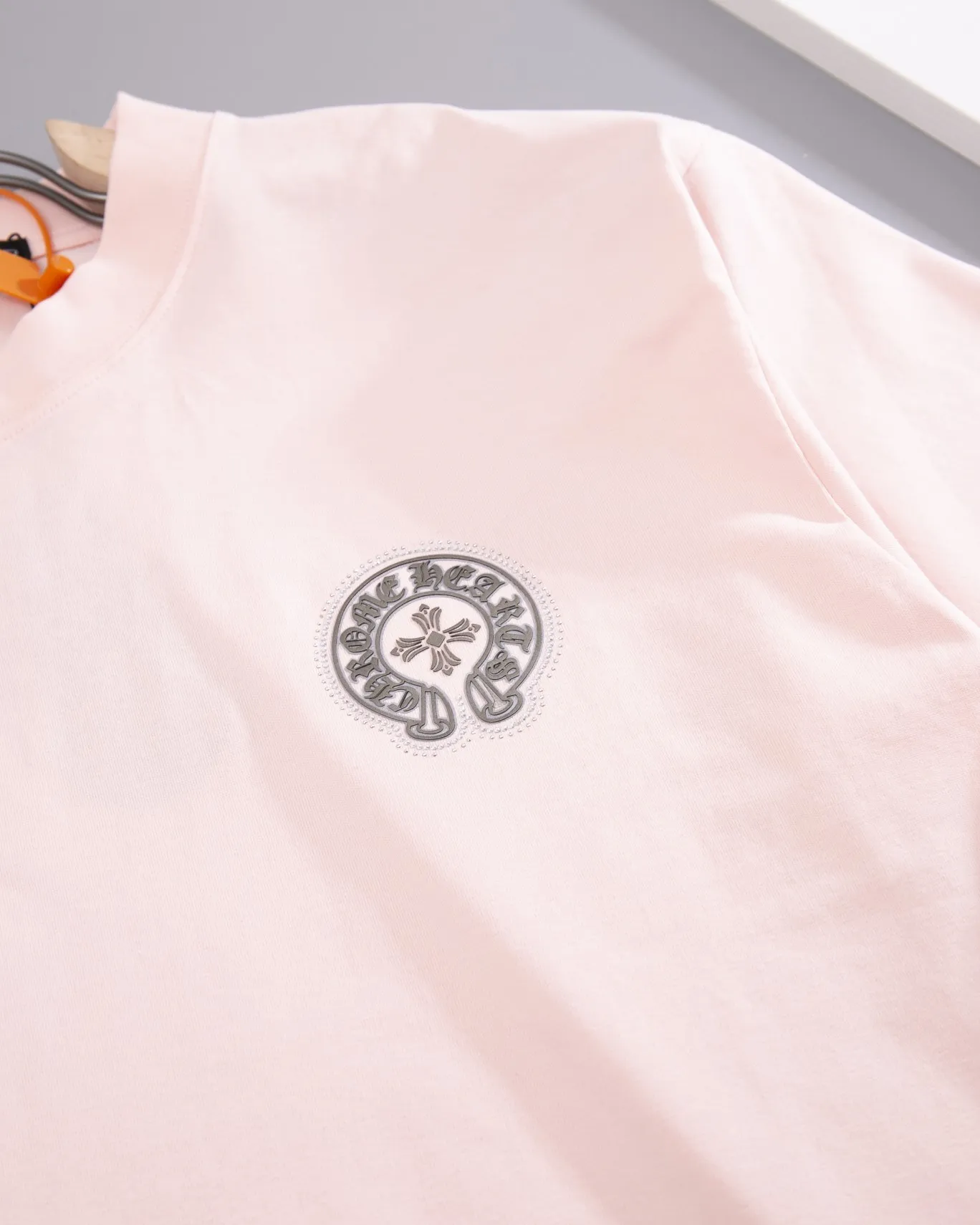 P190 💰 CHROME HEARTS hot-drilled short-sleeved T-shirt. High-end hot-drilled flower craftsmanship with front and rear logos. The fabric is comfortable and soft, with high-end washing. The ribs are custom-dyed in the same vat. Three standards are complete, the official website is synchronized, and the original mold is opened. The same style for men and women. It is also a practical item that is necessary for daily use. Color: Black White Pink Size: S M L XL